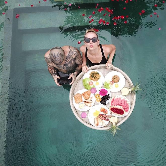 Vợ chồng người Đức bị ném đá vì xin tiền dân mạng để đi du lịch-2