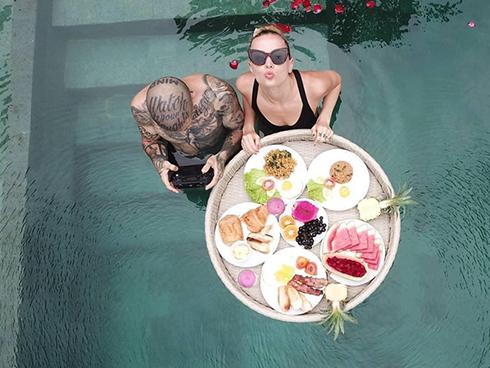 Vợ chồng người Đức bị 'ném đá' vì xin tiền dân mạng để đi du lịch
