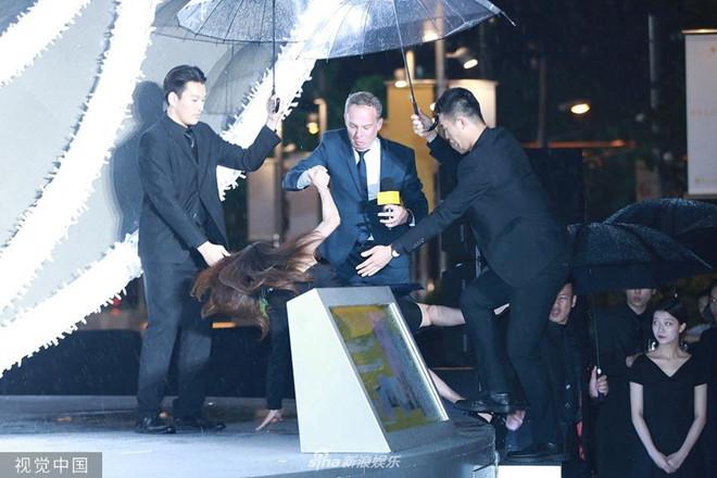 Thư Kỳ vấp ngã vì sân khấu trơn trượt-1