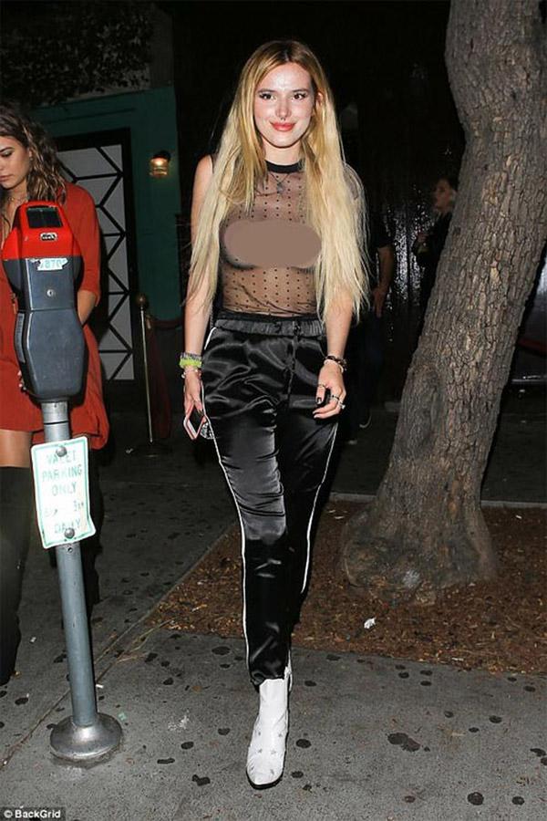 Hết hồn với chiếc áo làm từ 2 dải vải bé bằng 3 đốt ngón tay của công chúa Disney-9