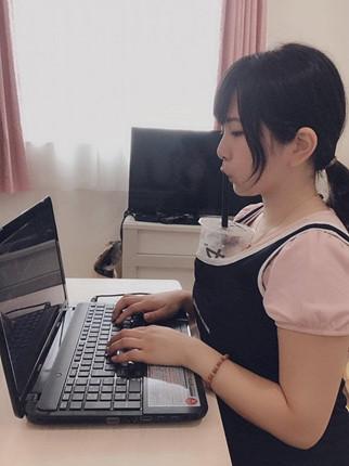 BB Trần khoe vòng 1 siêu to khổng lồ khiến fan kêu réo thử sức với trào lưu dùng ngực đỡ trà sữa-7