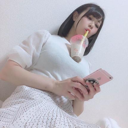 BB Trần khoe vòng 1 siêu to khổng lồ khiến fan kêu réo thử sức với trào lưu dùng ngực đỡ trà sữa-6