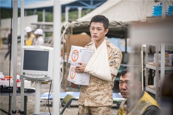 Mỹ nam Hậu duệ mặt trời bị đồn hẹn hò bạn gái kém 7 tuổi-3