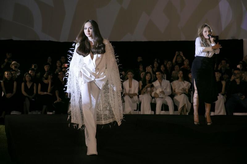 Hương Giang catwalk đỉnh cao thì khỏi phải bàn, điều khán giả chú ý là đôi giày cao bao nhiêu cm mà khủng khiếp thế kia?-4