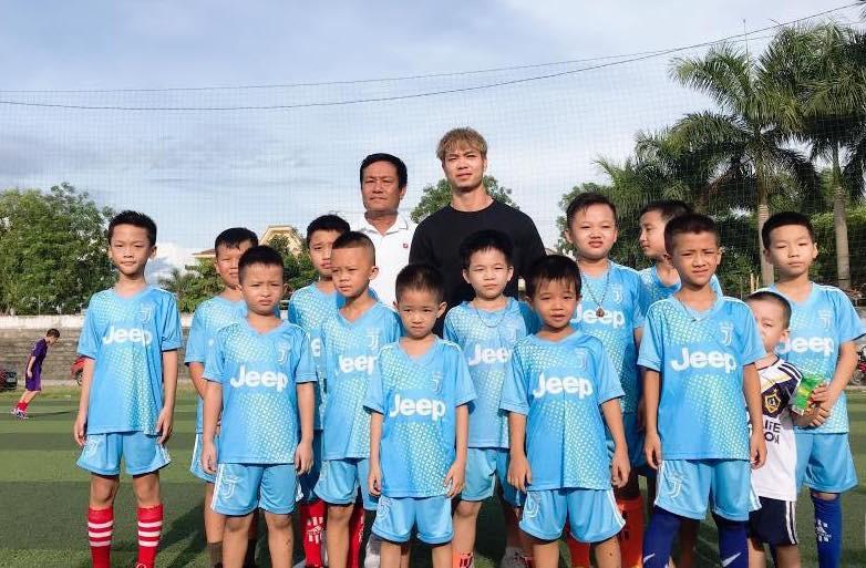 Trước ngày sang Pháp, hành động nhớ về cội nguồn của Công Phượng với thầy giáo cũ khiến người hâm mộ nể phục-1