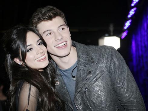 Điều gì khiến fan US-UK 'rần rần': Màn áp môi nóng bỏng của Camila Cabello và Shawn Mendes trong teaser MV mới