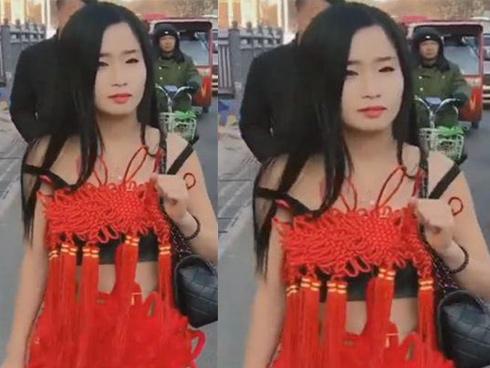 Bà Tưng nóng rẫy khoe vòng 1 đẫy đà như muốn bung khỏi chiếc váy xẻ ngực sâu hun hút-4