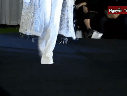 Hương Giang catwalk đỉnh cao thì khỏi phải bàn, điều khán giả chú ý là đôi giày cao bao nhiêu cm mà khủng khiếp thế kia?