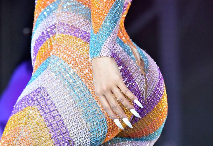 Trước sự cố bục quần lộ bàn tọa trên sân khấu, Cardi B nhiều lần lên đồ phản cảm không đỡ nổi-3