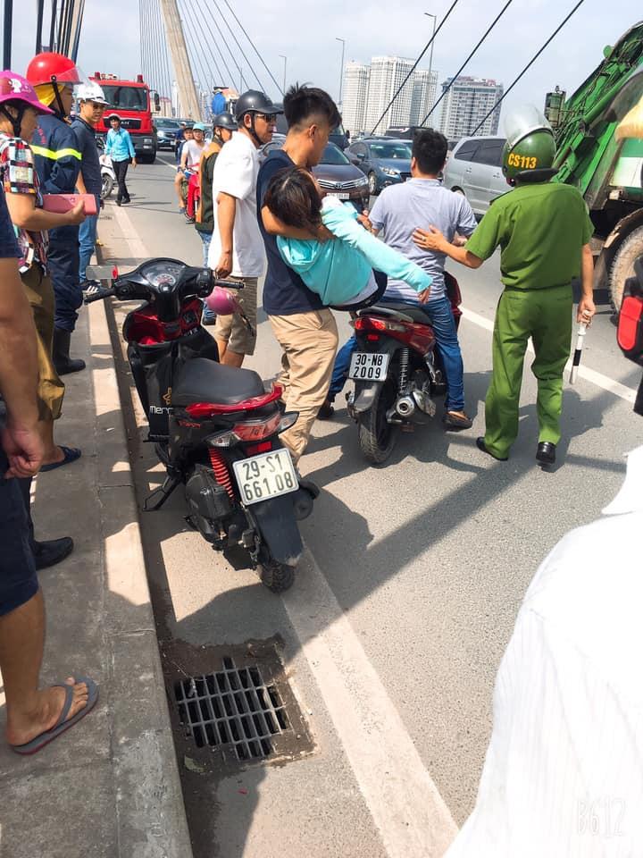 Đôi trai gái đèo nhau ra cầu Nhật Tân, chàng trai nhảy xuống tự tử, cô gái trên bờ ngất lịm-4