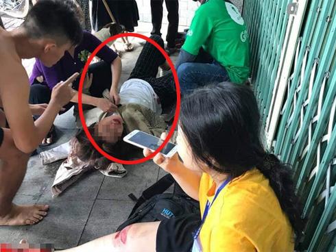 Chỉ vì một câu nói của thanh niên lạ, 2 nữ sinh ngã sấp mặt, nằm rên giữa đường