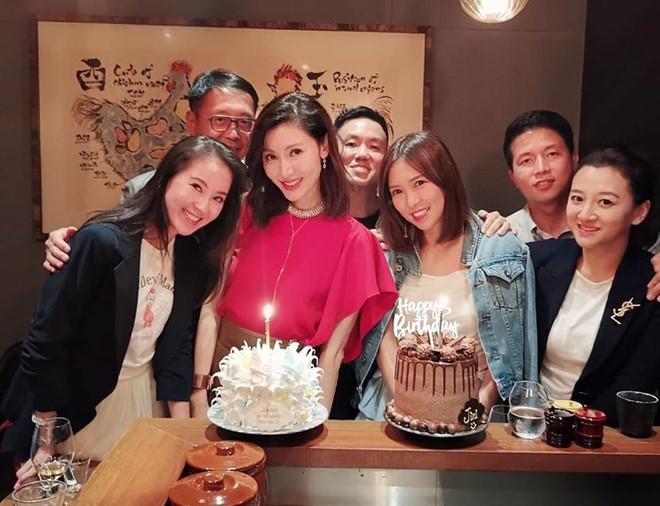 Lý Gia Hân trẻ trung bên chồng tỷ phú trong tiệc sinh nhật 49 tuổi-1