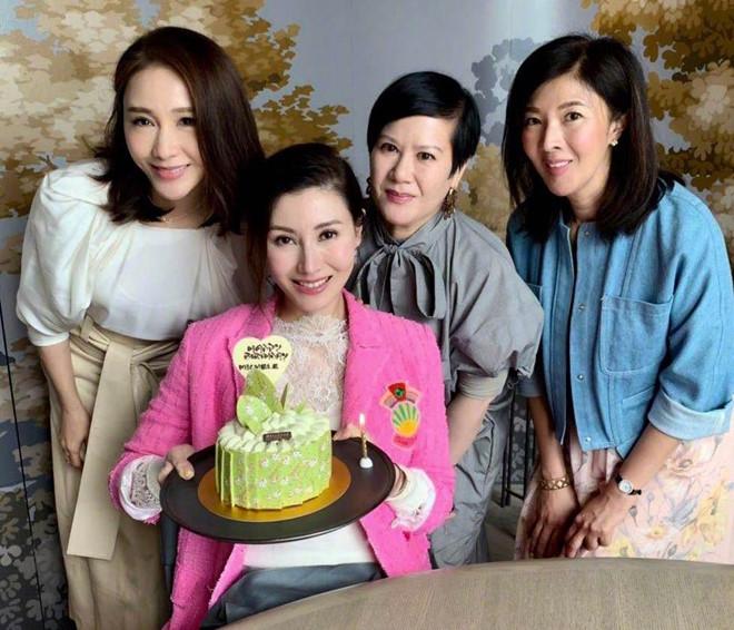 Lý Gia Hân trẻ trung bên chồng tỷ phú trong tiệc sinh nhật 49 tuổi-2