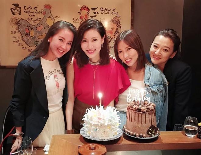 Lý Gia Hân trẻ trung bên chồng tỷ phú trong tiệc sinh nhật 49 tuổi-4