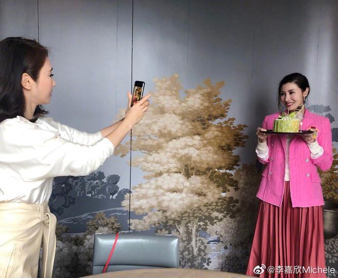 Lý Gia Hân trẻ trung bên chồng tỷ phú trong tiệc sinh nhật 49 tuổi-6