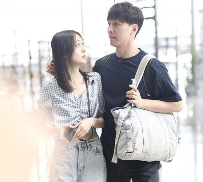 Trịnh Sảng tình tứ cùng bạn trai sau khi khẩu chiến với khán giả-1