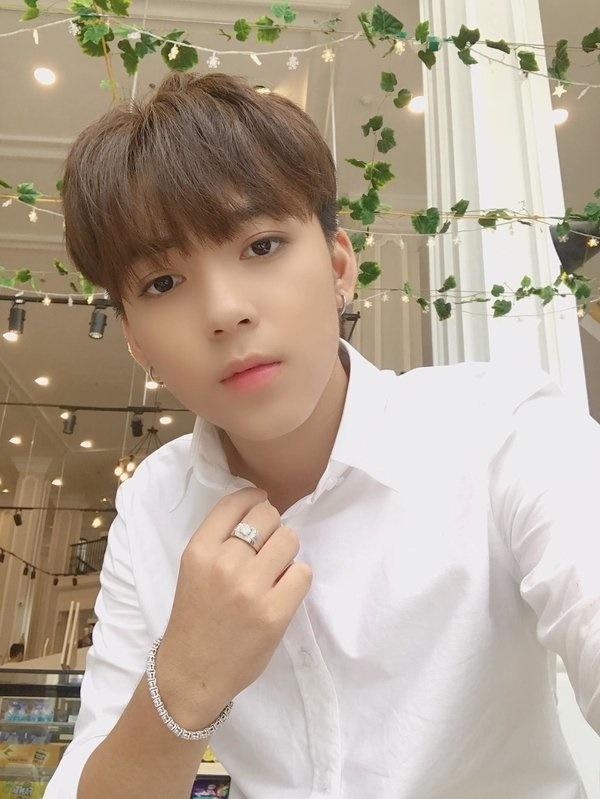 Một chương trình trên sóng truyền hình quốc gia bị ‘ném đá’ vì gọi Long Hoàng là ca sĩ trên poster quảng bá-2