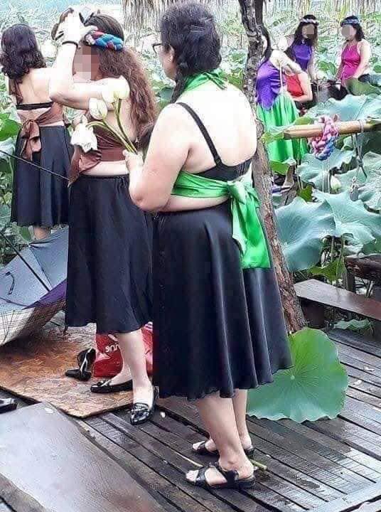 Bà cô U50 hiên ngang cởi trần, để lộ bộ ngực chảy xệ chụp ảnh bên sen khiến ai nhìn cũng sốc tận óc-3