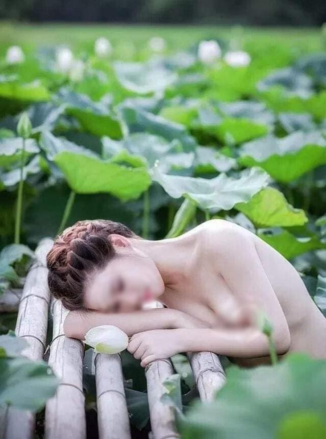 Bà cô U50 hiên ngang cởi trần, để lộ bộ ngực chảy xệ chụp ảnh bên sen khiến ai nhìn cũng sốc tận óc-5