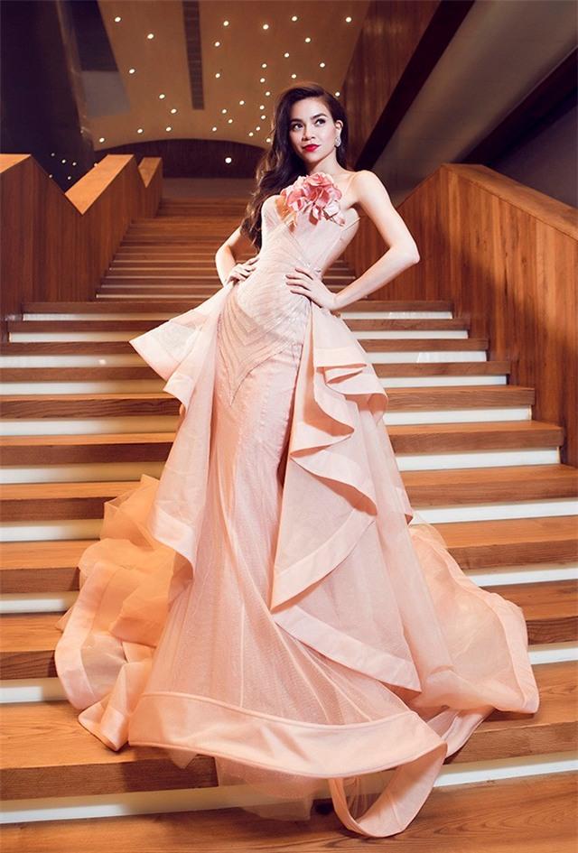 LẠ THAY: Mẫu váy cưới mới của Đàm Thu Trang khiến nhiều người liên tưởng đến Hồ Ngọc Hà làm cô dâu-3