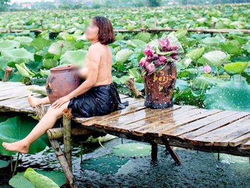 Chàng trai gây sốt với bộ ảnh mặc áo yếm tạo dáng yểu điệu thục nữ bên sen-10