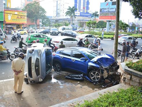 Xe ô tô con tông hàng loạt xe dừng đèn đỏ, nhiều người phải nhập viện-1