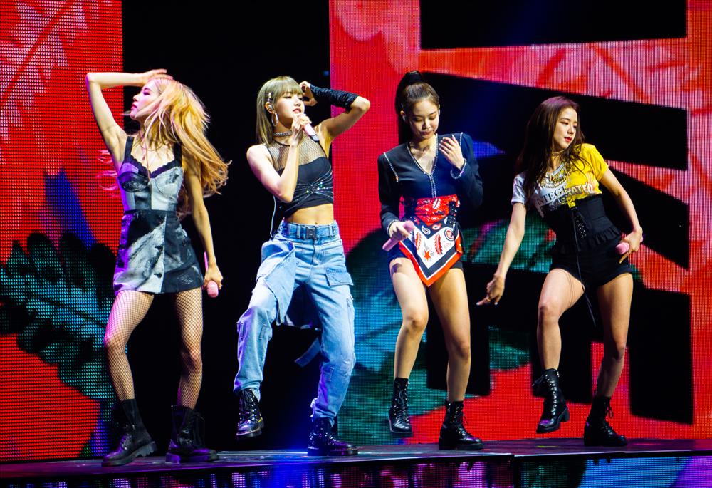 Lisa sàm sỡ Jennie ngay trên sân khấu nhưng bất ngờ nhất là phản ứng khoái ra mặt của cô chị-2