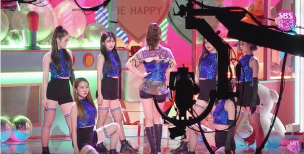 Nhan sắc vũ công phụ họa trong ca khúc solo debut của Somi gây sốt, lấn át cả nhân vật chính-1