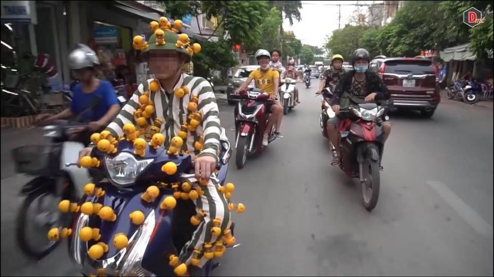 Cao thủ chơi thú nhún lò xo khiến dân tình cười nghiêng ngả nhưng bộ đồ anh ta mặc còn gây chú ý hơn...-2