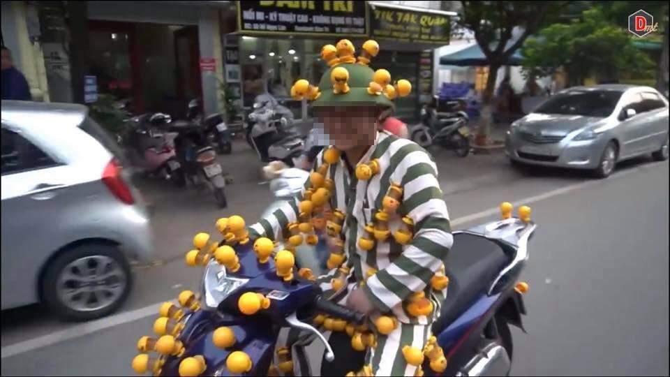 Cao thủ chơi thú nhún lò xo khiến dân tình cười nghiêng ngả nhưng bộ đồ anh ta mặc còn gây chú ý hơn...-5