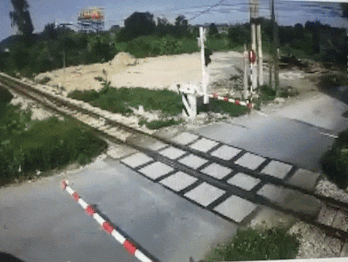 Xe tải vượt đường sắt, tàu hỏa chở hàng đứt khúc la liệt ở Nghệ An-10