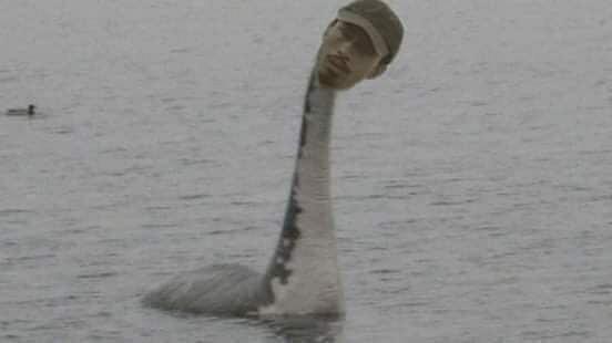 Cười ná thở với loạt ảnh chế MV mới của Đen Vâu: Không có tiền thì mình làm nhạc dưới ao-5