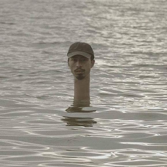 Cười ná thở với loạt ảnh chế MV mới của Đen Vâu: Không có tiền thì mình làm nhạc dưới ao-3