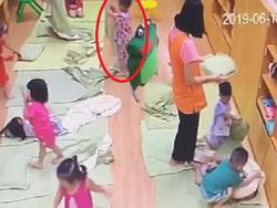 Hé lộ clip cô giáo bị camera an ninh 'bóc phốt' cảnh tát bé 3 tuổi ngã sấp mặt, tụ máu môi