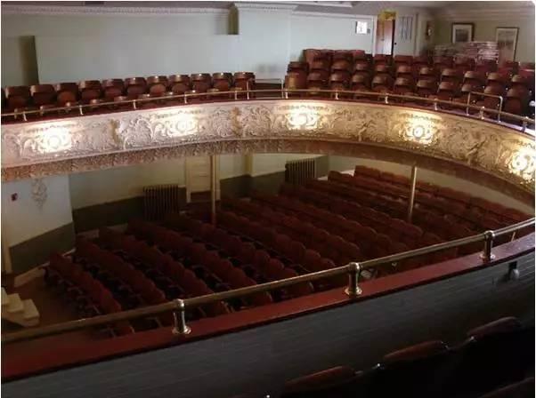 Nhà hát kỳ lạ: Sân khấu ở Canada, ghế ngồi ở Mỹ-3