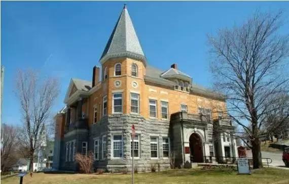 Nhà hát kỳ lạ: Sân khấu ở Canada, ghế ngồi ở Mỹ-4