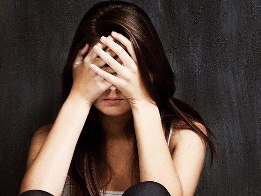 Chồng nằng nặc đòi ngủ riêng với con gái, vợ lắp camera theo dõi và phát hiện sự lạ