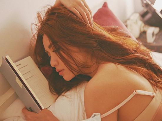 Bích Phương buông lơi đầm ngủ, lộ nội y cực kỳ sexy rồi 'Chúc ngủ ngon' thế này fan làm sao mà ngủ nổi đây!