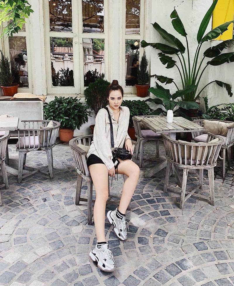 Diệu Nhi khoe thời trang sân bay như bà bầu đi đẻ - Mai Phương Thúy phô cặp giò trứ danh với váy ngắn cũn-10