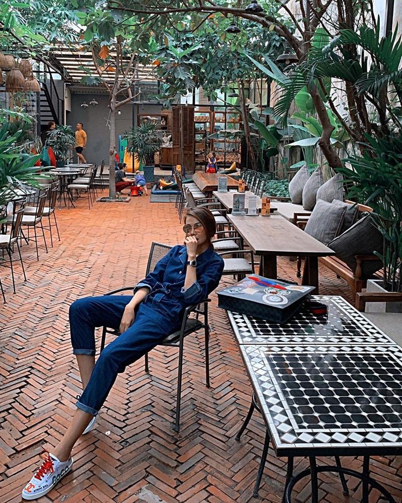 Diệu Nhi khoe thời trang sân bay như bà bầu đi đẻ - Mai Phương Thúy phô cặp giò trứ danh với váy ngắn cũn-12