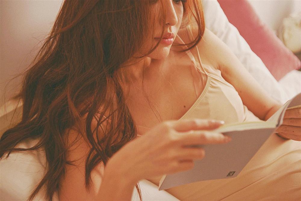 Bích Phương buông lơi đầm ngủ, lộ nội y cực kỳ sexy rồi Chúc ngủ ngon thế này fan làm sao mà ngủ nổi đây!-7