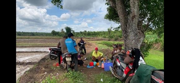 Rũ mác Hoa hậu, HHen Niê lội ruộng làm đồng, ăn cơm cá khô với biểu cảm khó đỡ nhất-2