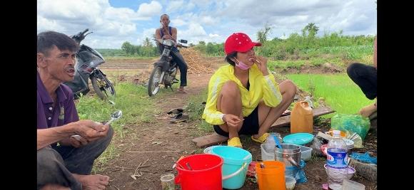 Rũ mác Hoa hậu, HHen Niê lội ruộng làm đồng, ăn cơm cá khô với biểu cảm khó đỡ nhất-5