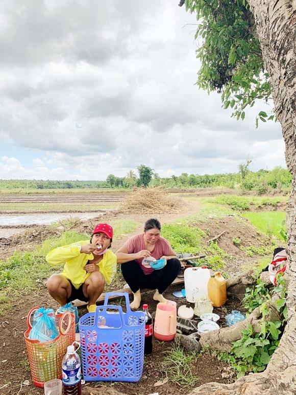 Rũ mác Hoa hậu, HHen Niê lội ruộng làm đồng, ăn cơm cá khô với biểu cảm khó đỡ nhất-6