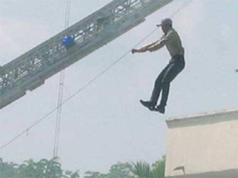 Đau lòng chồng nhảy từ tầng 3 tự tử ngay trong đám tang vợ-1