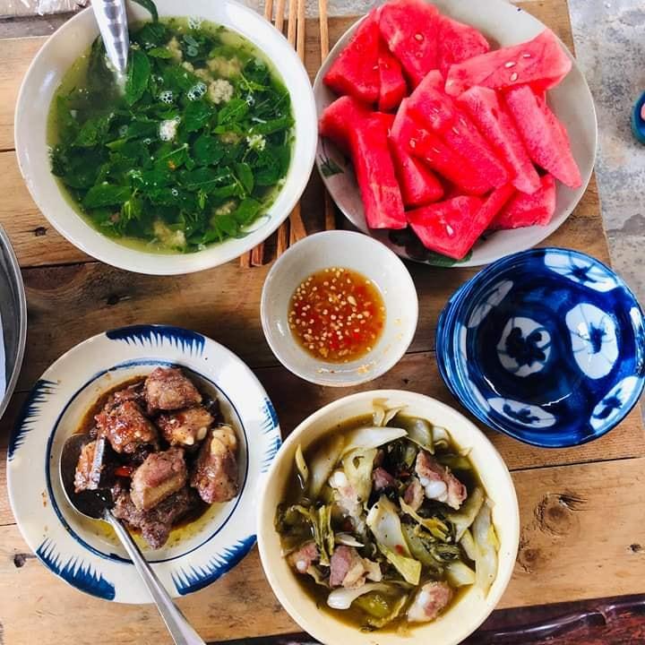 Chị gái khoe em trai mưa nấu ăn ngon như ngoài hàng, biết mặt chàng trai ai cũng sửng sốt-6