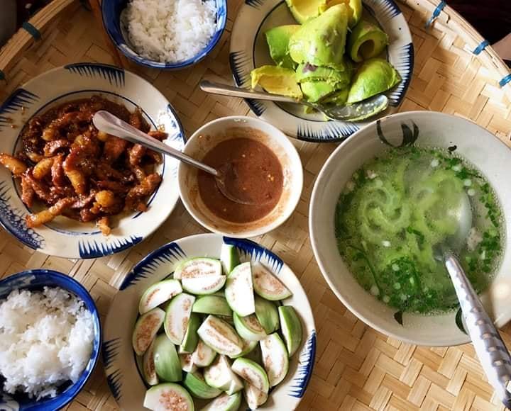 Chị gái khoe em trai mưa nấu ăn ngon như ngoài hàng, biết mặt chàng trai ai cũng sửng sốt-8