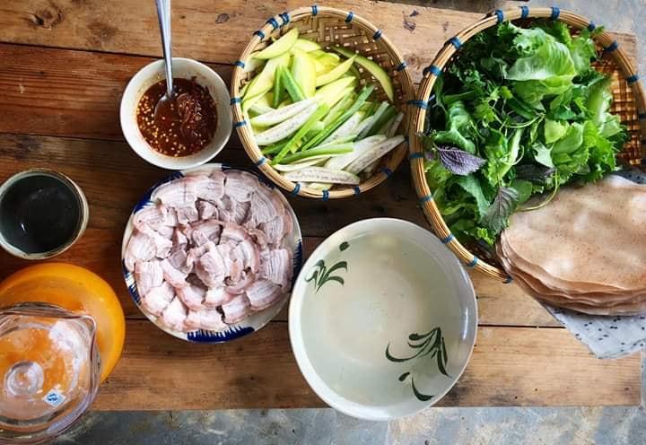 Chị gái khoe em trai mưa nấu ăn ngon như ngoài hàng, biết mặt chàng trai ai cũng sửng sốt-9