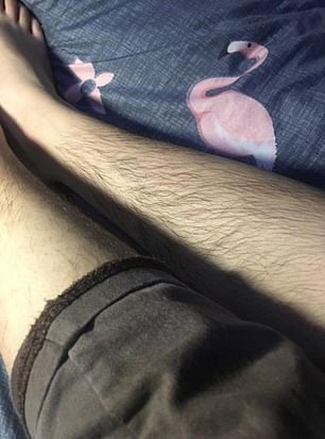 Các thiếu nữ Trung Quốc thi nhau khoe lông tay, lông chân dày đến mức muỗi cũng không đốt nổi-2