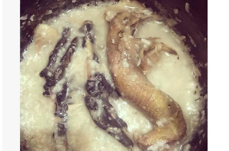 Vợ để cả con gà ngã vào nồi cháo, chồng vừa nhìn thấy đã xanh mắt khiếp vía, dân mạng thì cười nghiêng ngả-6